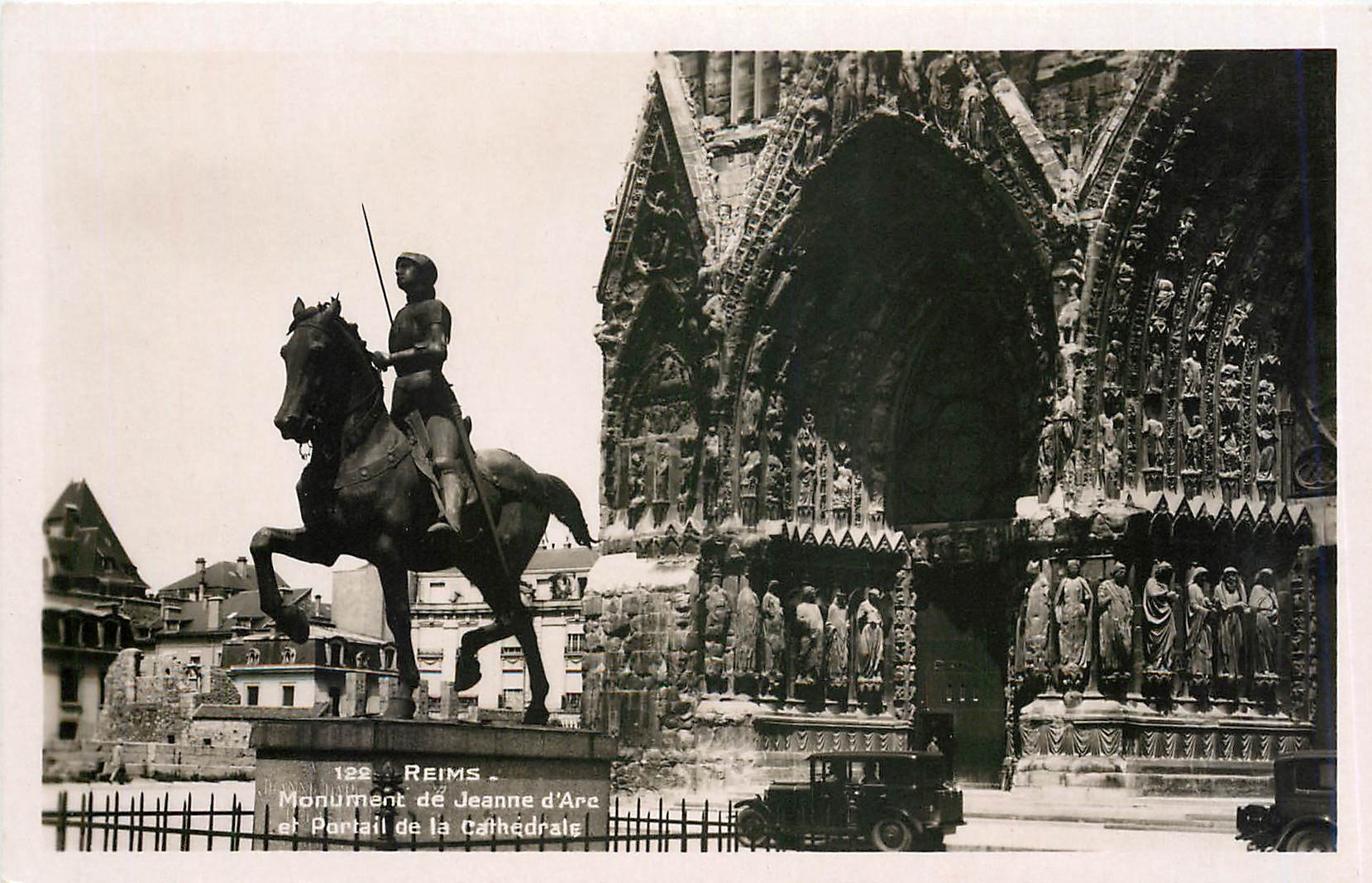 CPA Reims Monument de Jeanne d'Arc et Portail de la Cathedrale