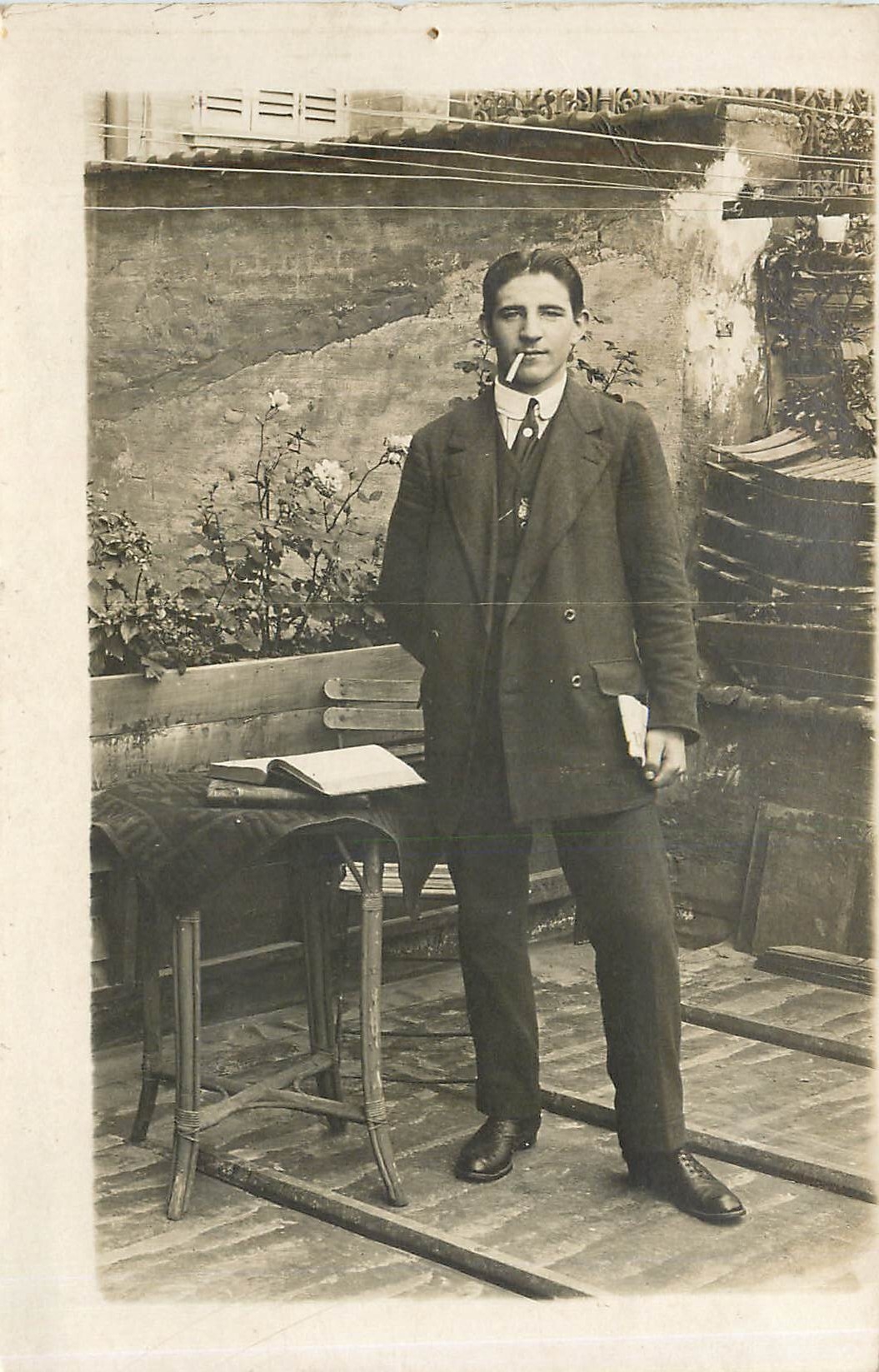 CARTE PHOTO Homme a la cigarette Tabac