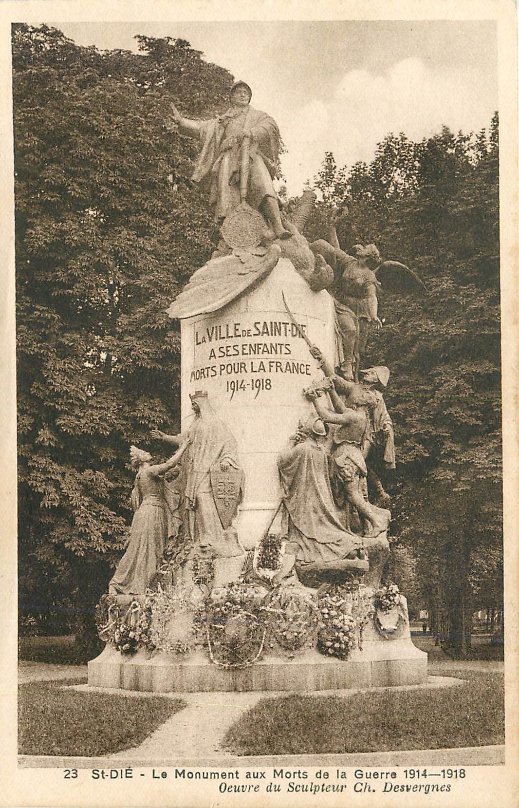 CPA St Die Le Monument aux Morts de la Guerre 1914 1918 