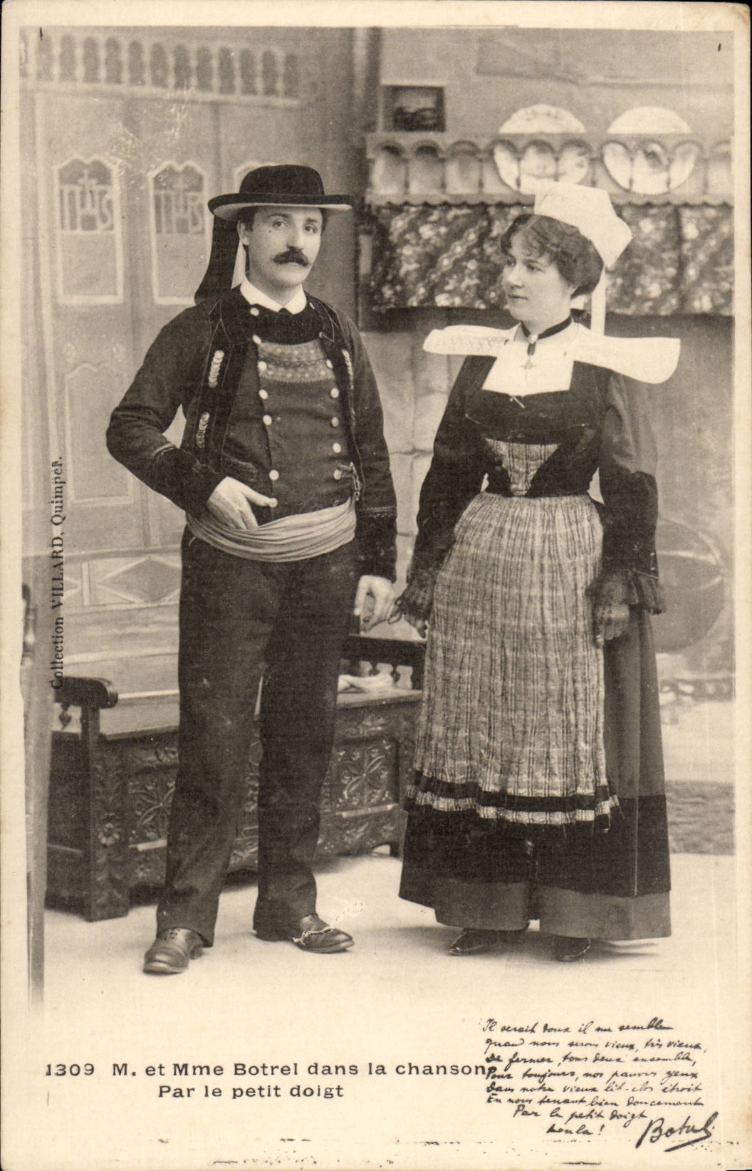 Mr et madame Botrel dans la chanson Par le petit doigt CPA Bretagne Bretons TOP