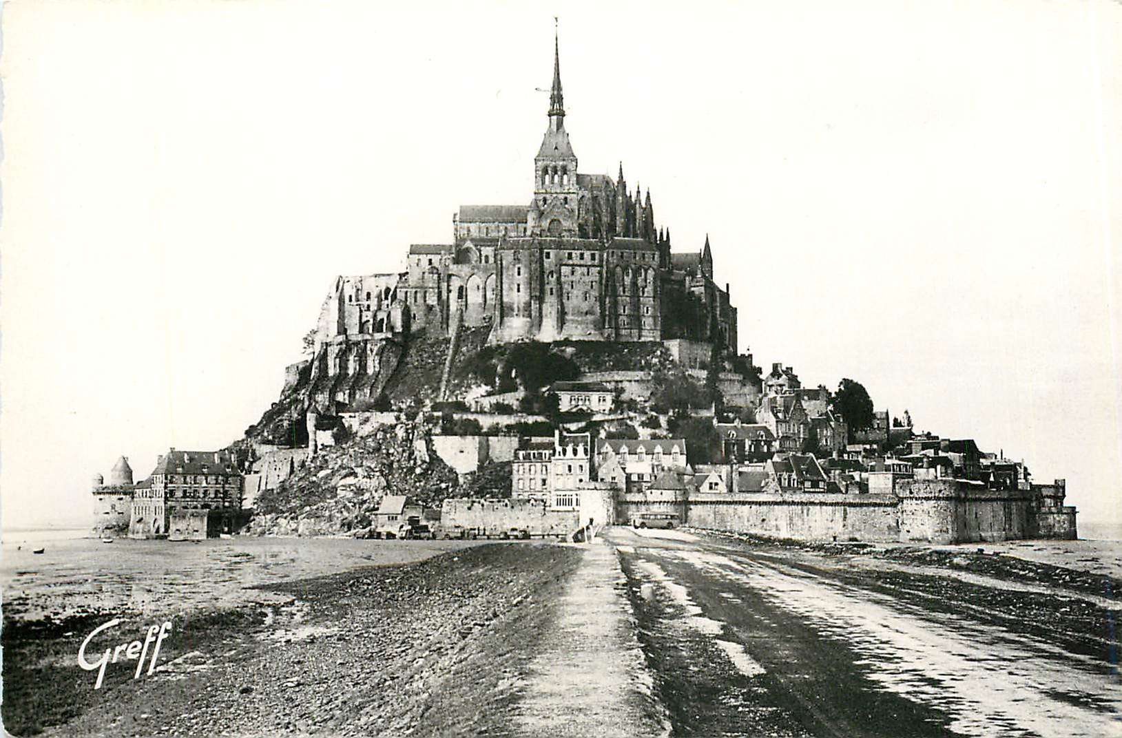 CPA MONT ST MICHEL-(Manche)-La digue et le Mont (Façade Sud)