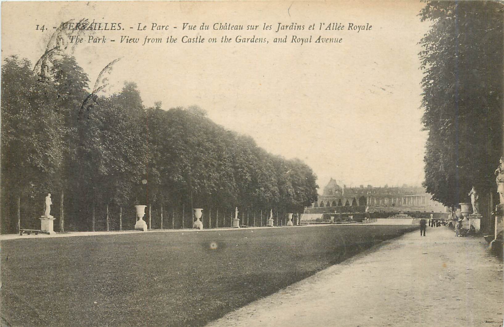 CPA Versailles-Le parc-vue du chateau sur les jardins et l'Allee Royale