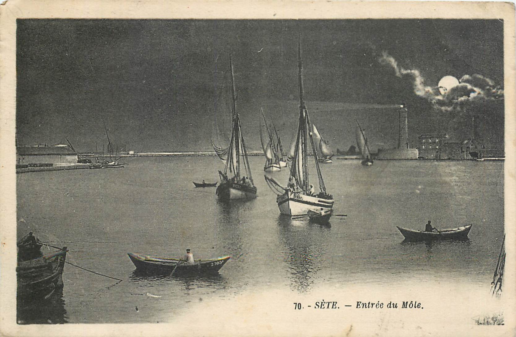 CPA Sete entrée du mole Bateaux