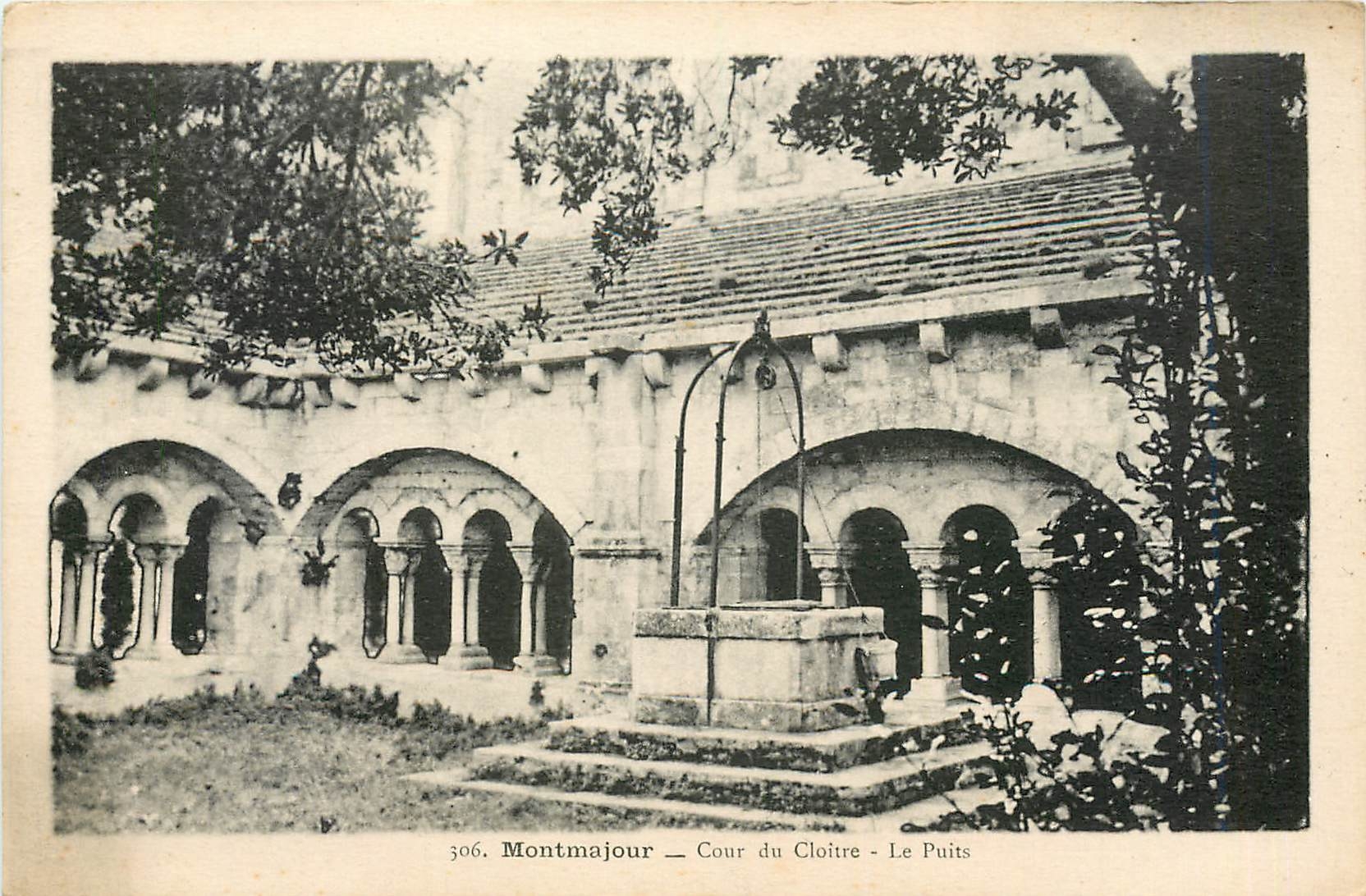 CPA Montmajour- cour du cloitre le puits