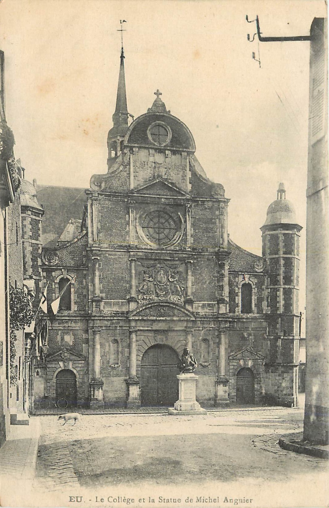 CPA EU le college et la statue de Michel Anguier