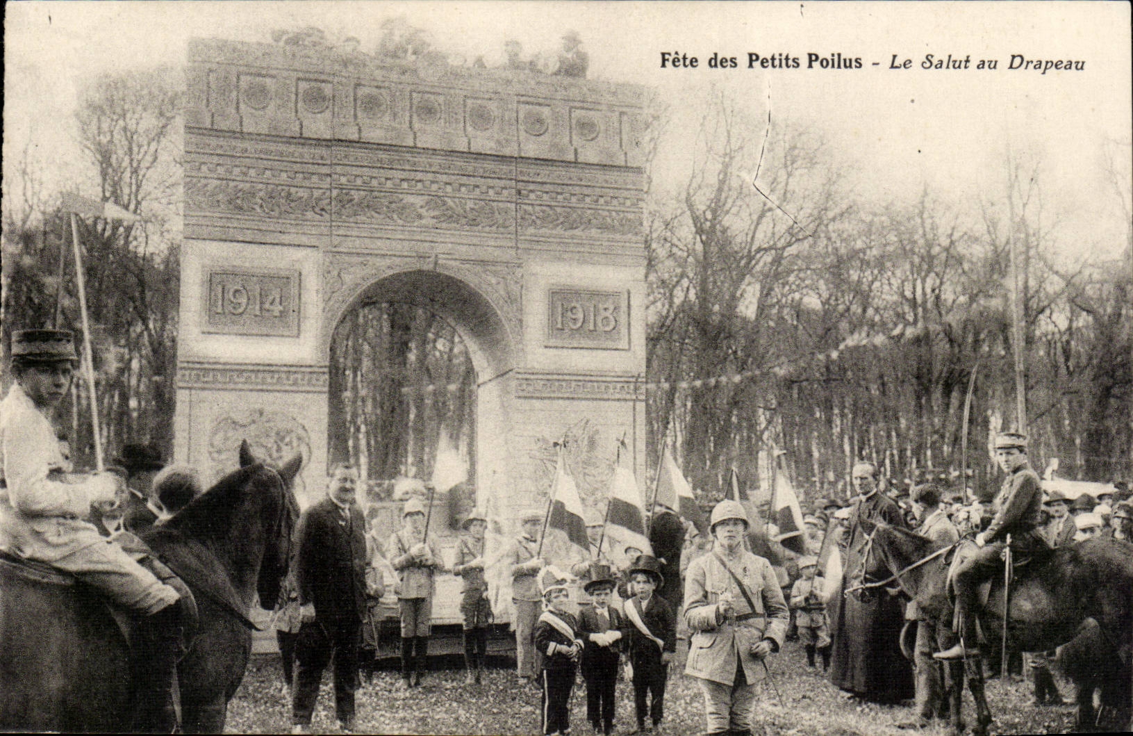 CPA Celebrate small hairy salute to the colors militaria