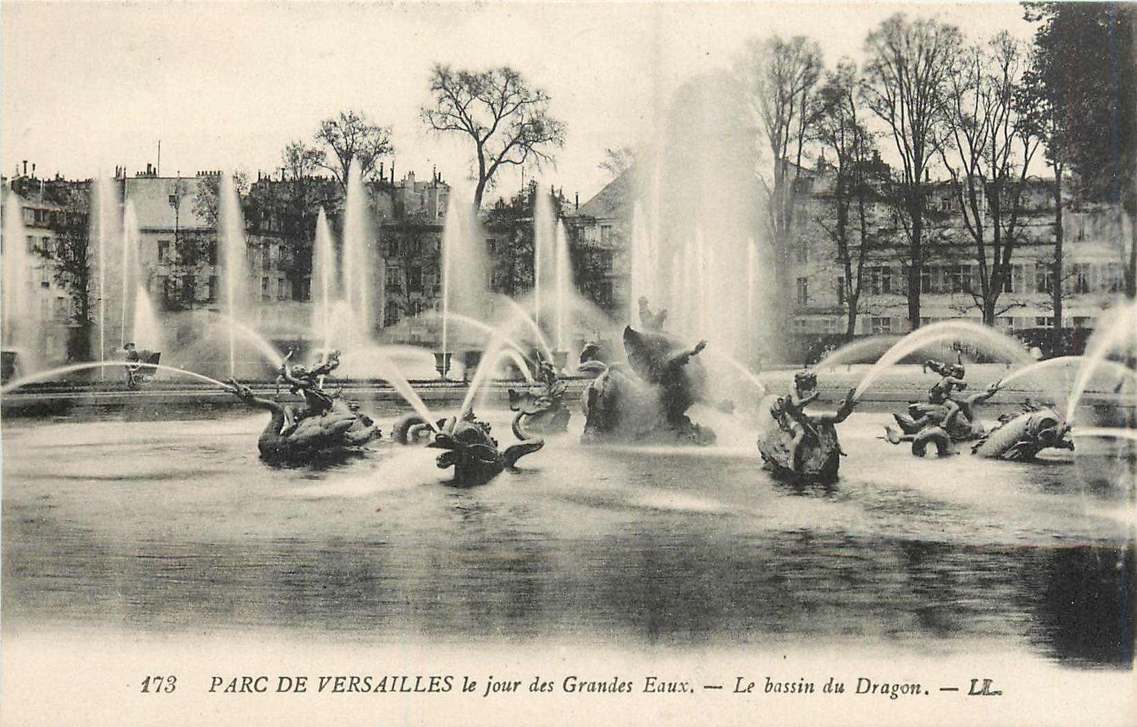 CPA Parc de Versailles le jour des Grandes Eaux Le bassin du Dragon 