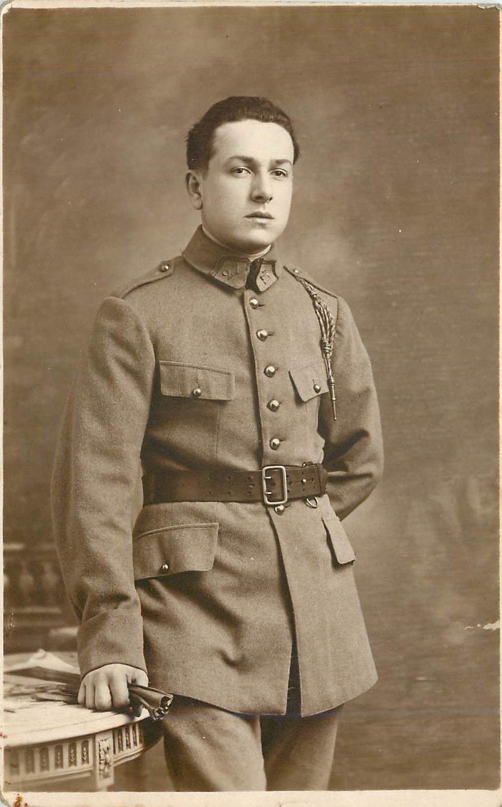 CPA Homme Soldat Militaria (n° 27 sur le col)