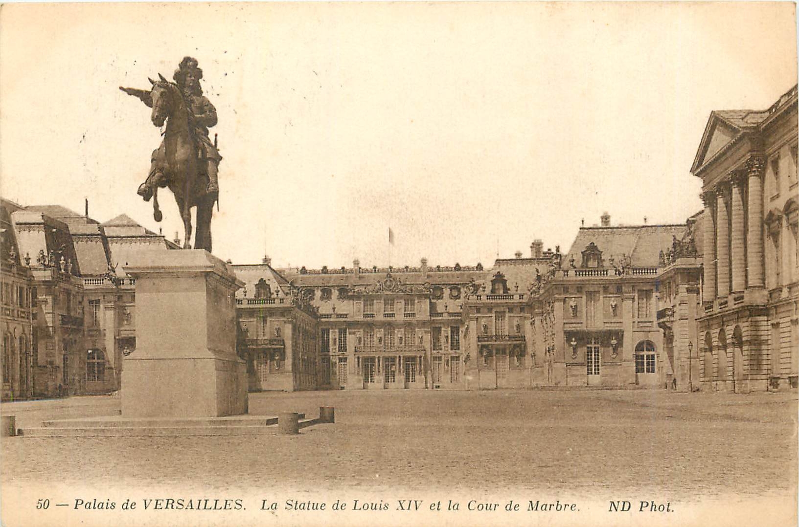 CPA Palais de Versailles La Statue de Louis XIV et la Cour de Marbre