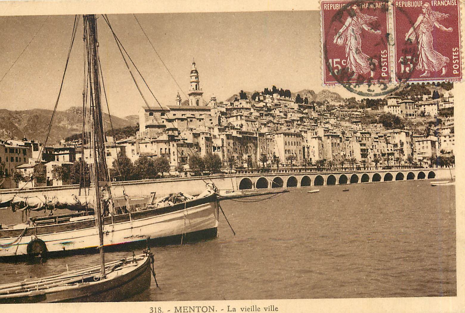 CPA Menton La Vieille ville Bateau
