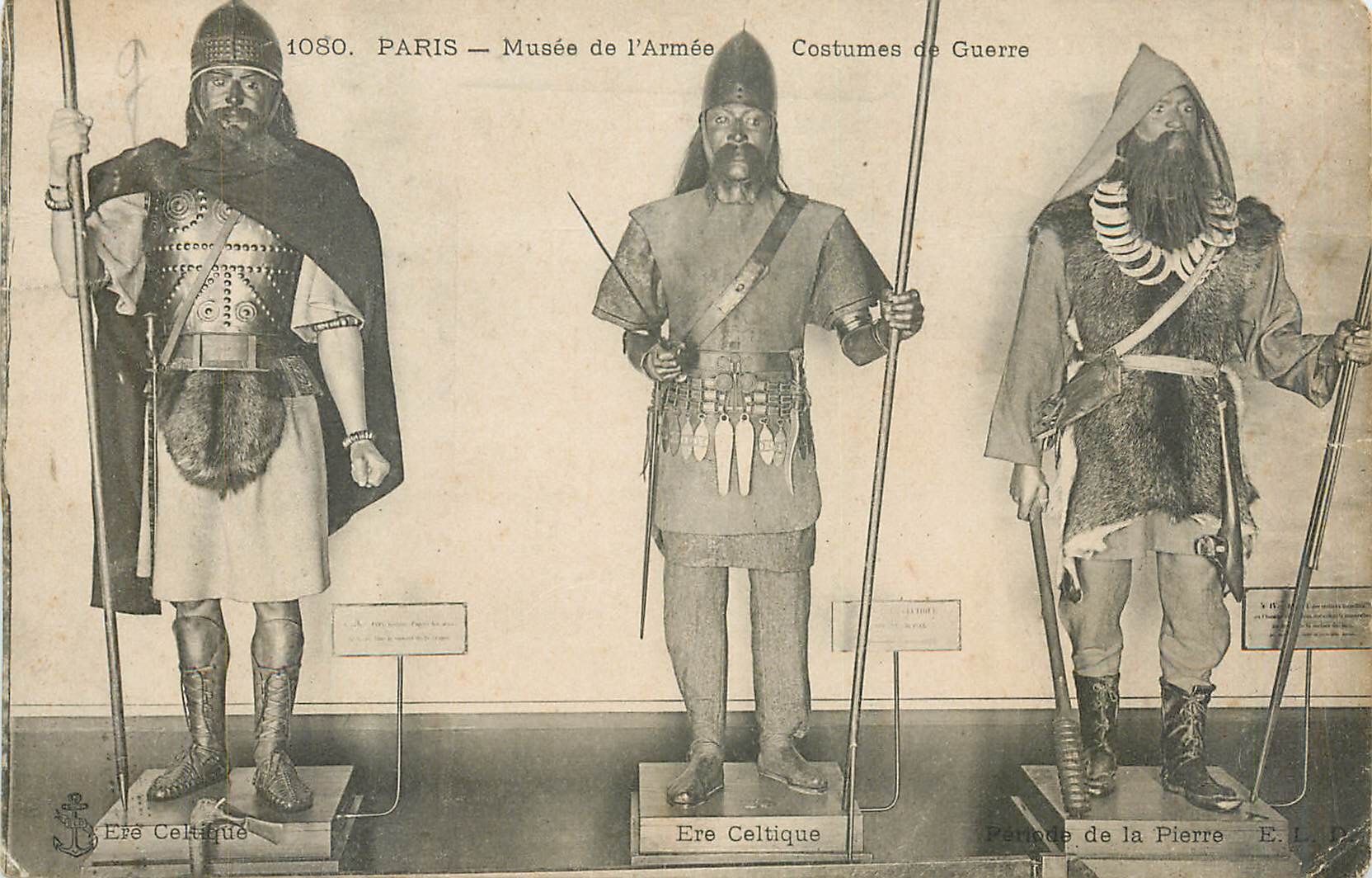 CPA Paris Musee de l'Armee Costumes de Guerre Militaria