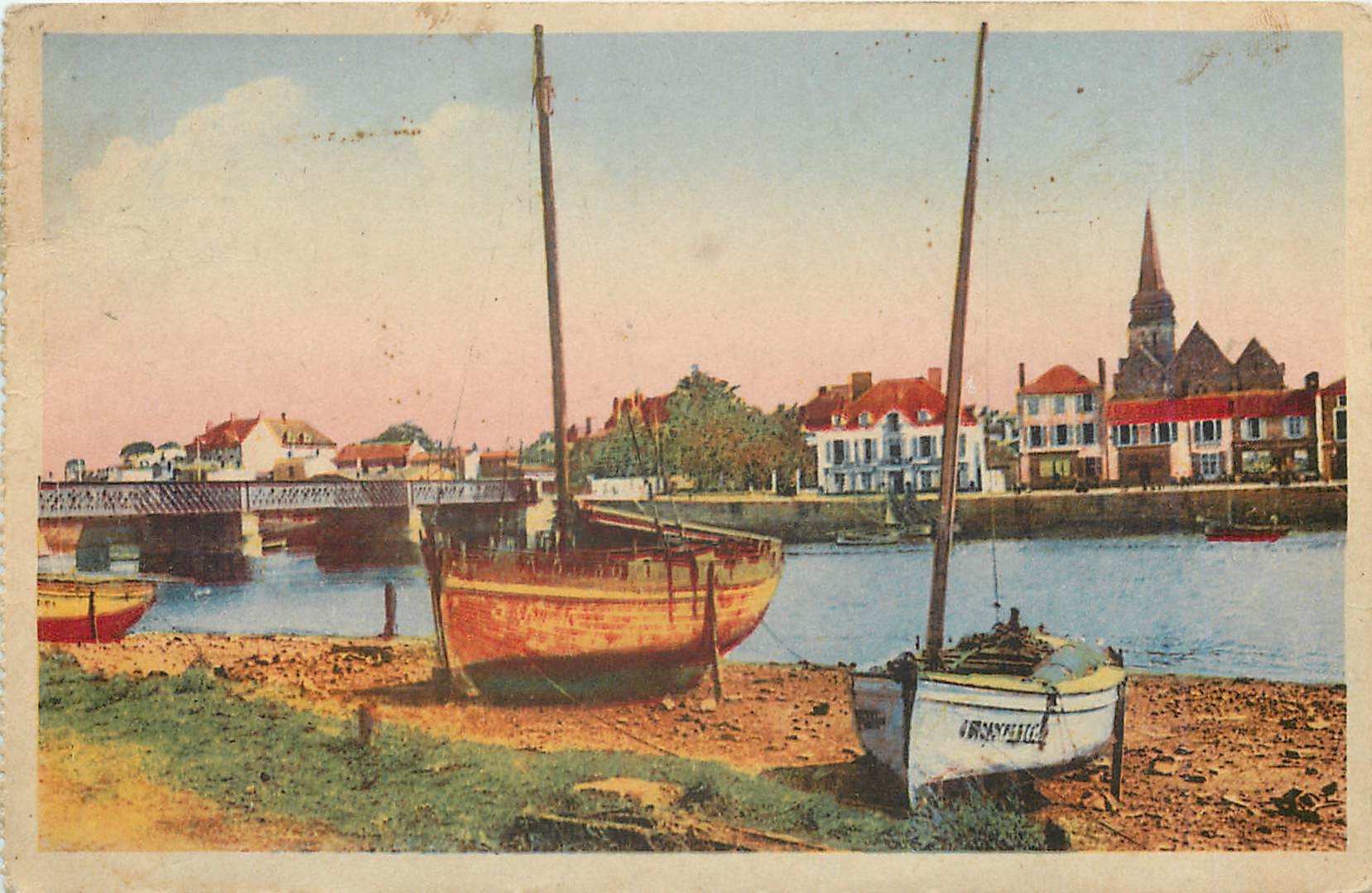 CPA Saint Gilles Le Quai du Port Fedile Bateaux