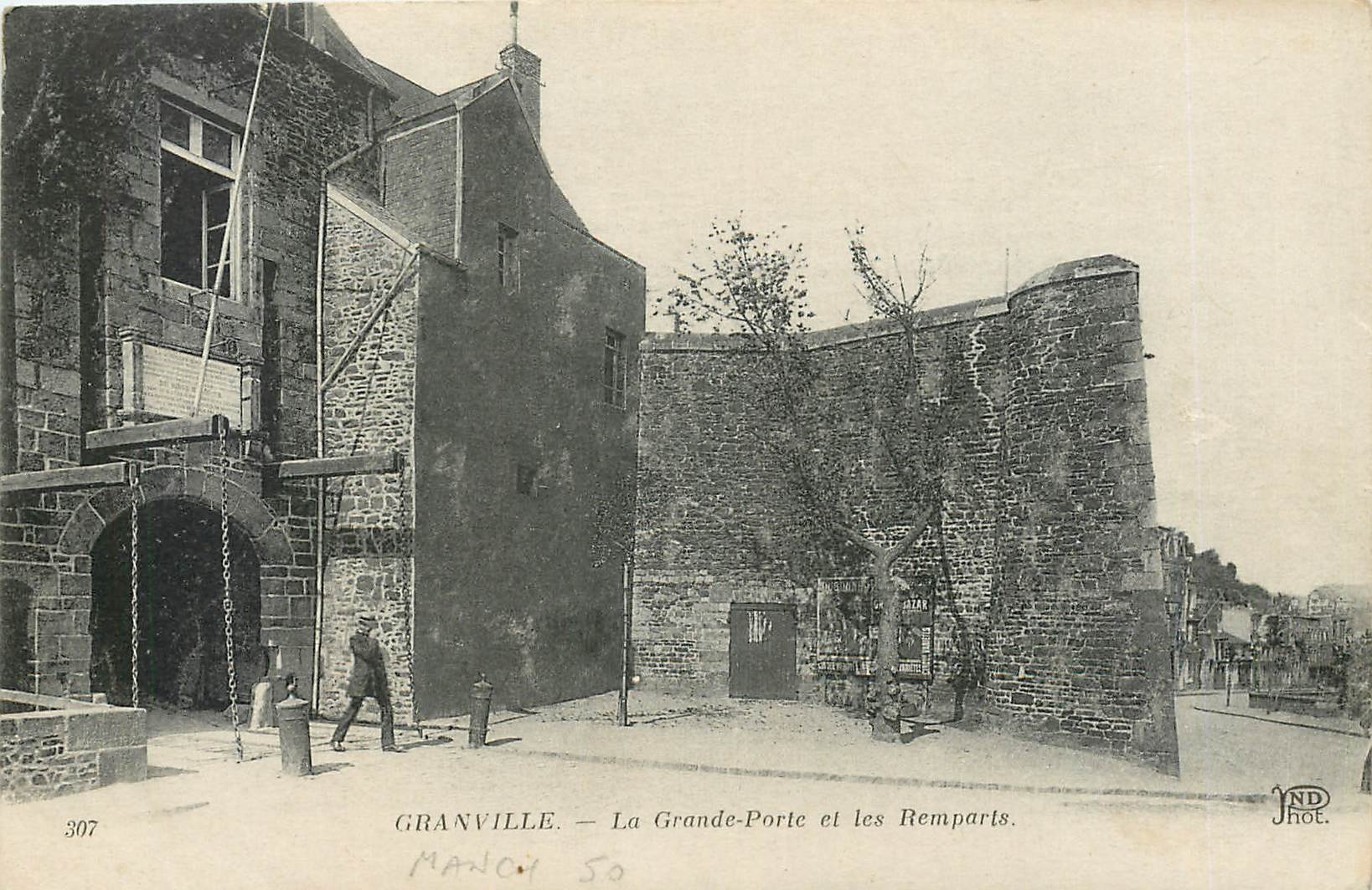 CPA Granville La Grande Porte et les Remparts