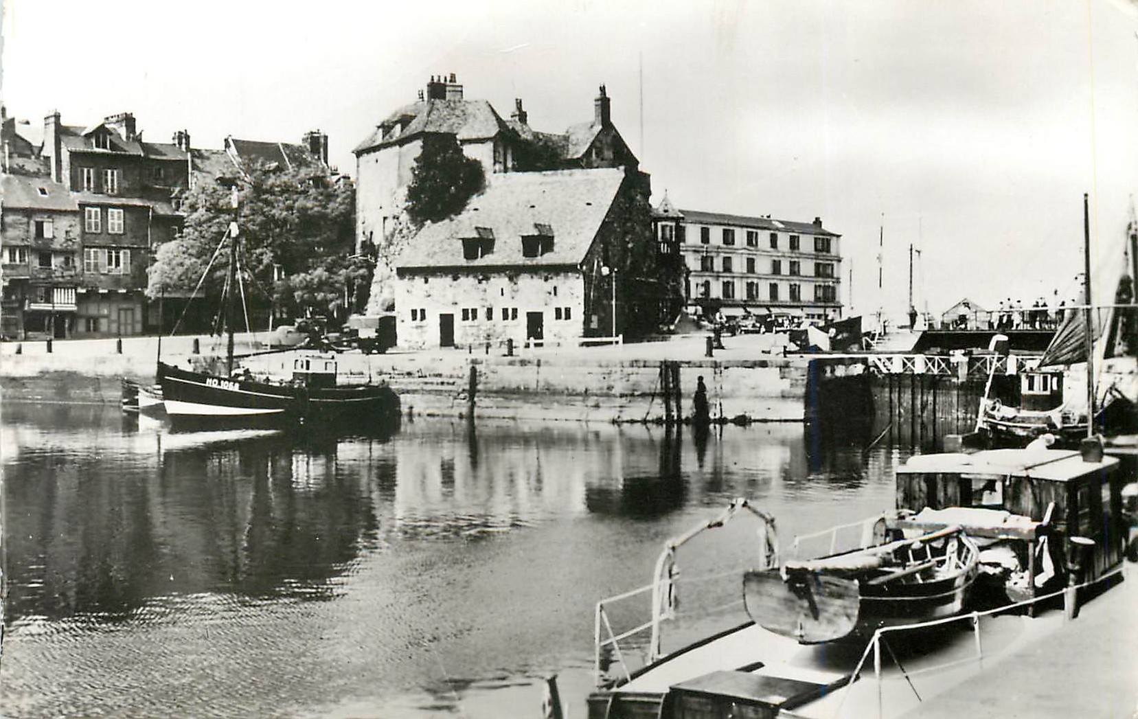 CPM Honfleur Calvados La Lieutenance Bateaux