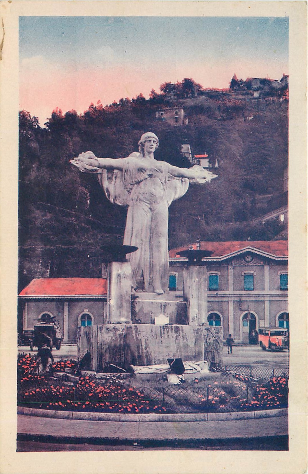 CPA Vienne Monument aux Morts de la Guerre Militaria