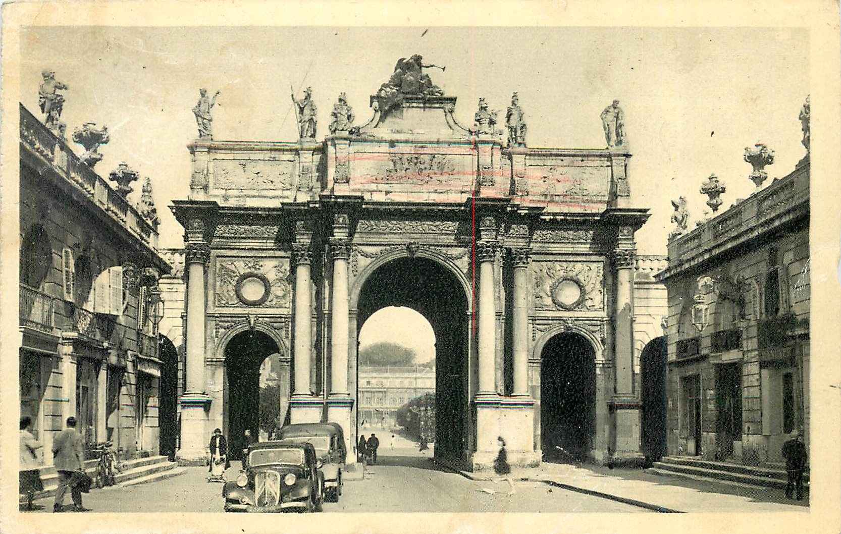 CPA Nancy L'Arc de Triomphe rue Here Vue prise de la Place Stanislas Automobile
