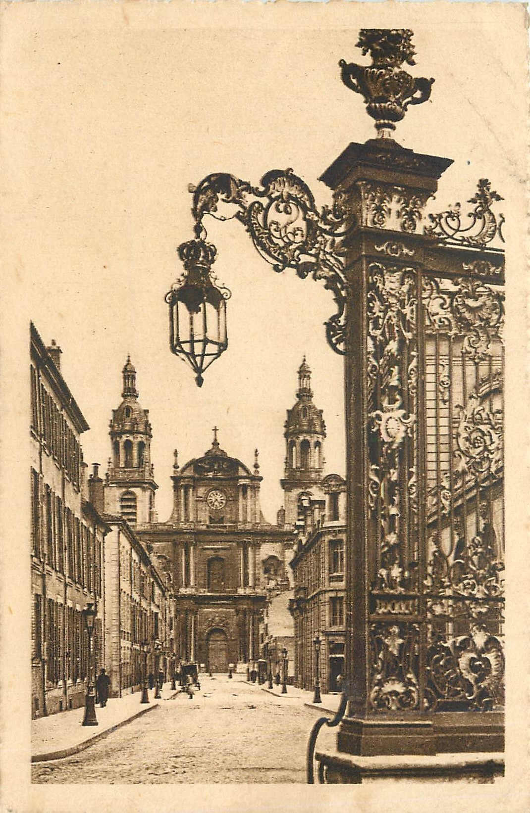 CPA Nancy Rue Maurice Barres et la Cathedrale Une des grilles de Jean Lamour