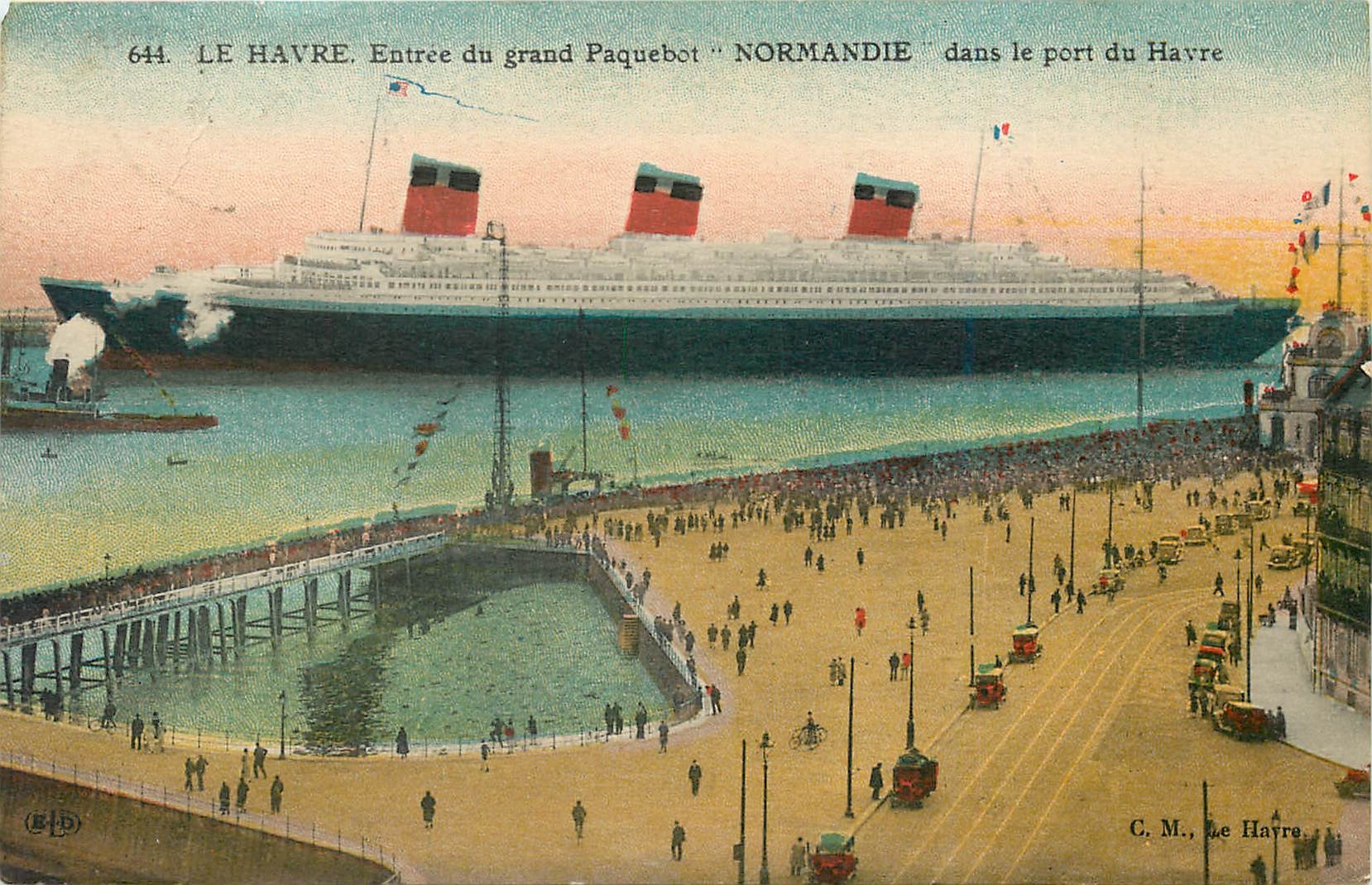 CPA Le Havre Entree du grand Paquebot Normandie dans le Port du Havre 