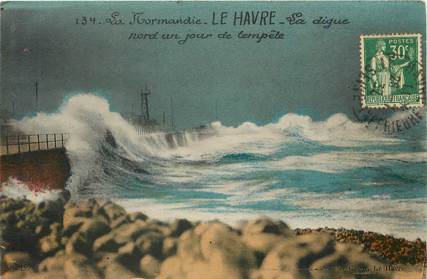 CPA La Normandie Le Havre La digue nord un jour de tempete 