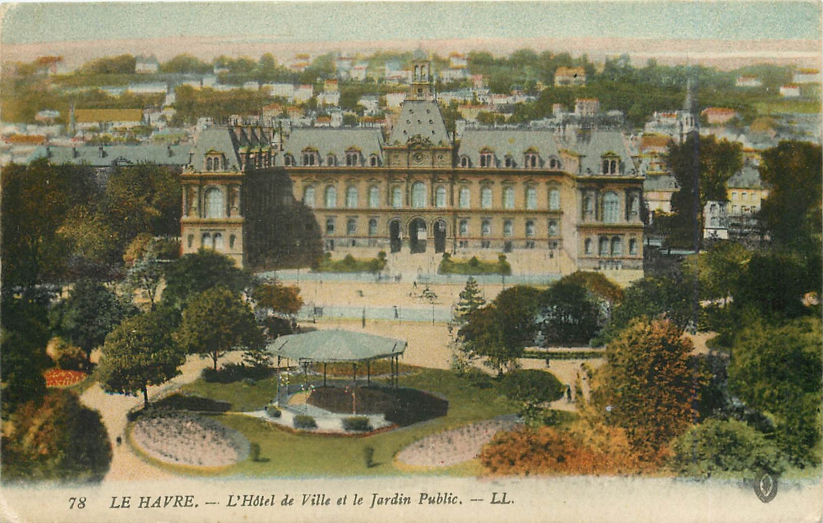CPA Le Havre L'Hotel de Ville et le Jardin Public