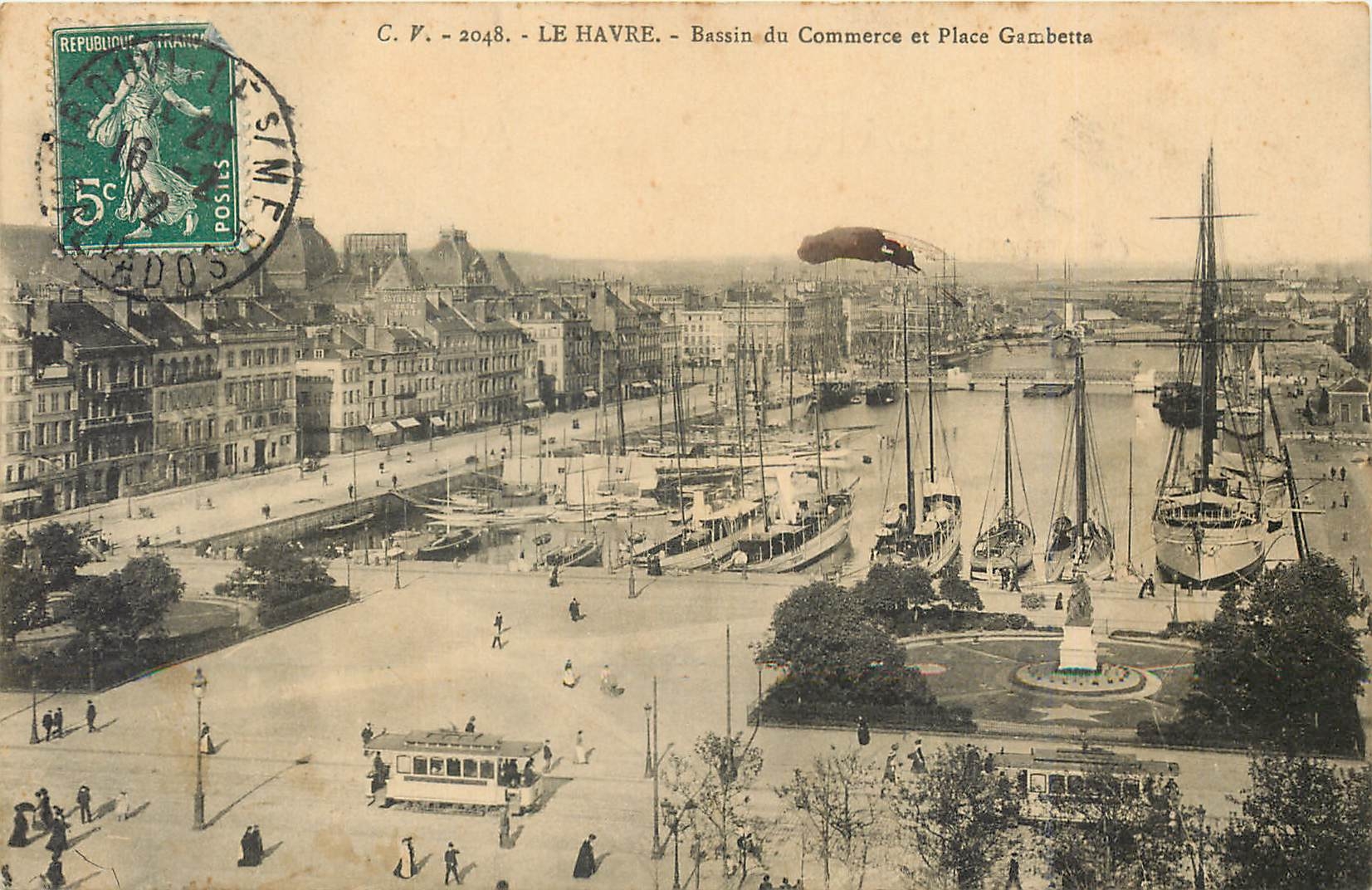 CPA Le Havre Bassin du Commerce et Place Gambetta Bateaux Tramway