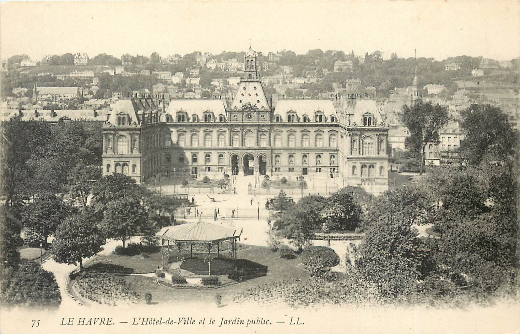 CPA Le Havre L'Hotel de Ville et le Jardin public 
