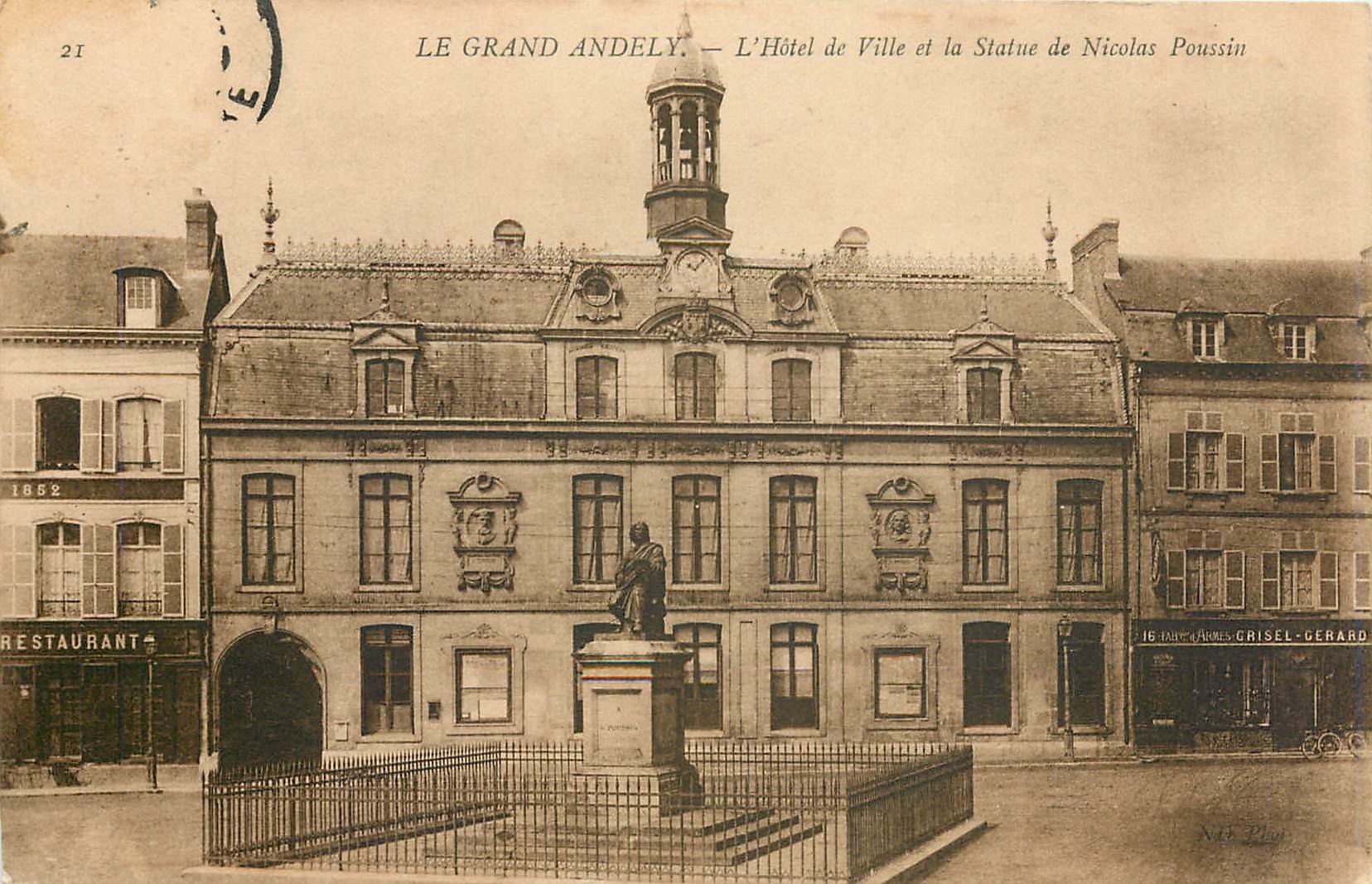 CPA Le Grand Andely L' Hotel de ville et la Statue de Nicolas Poussin