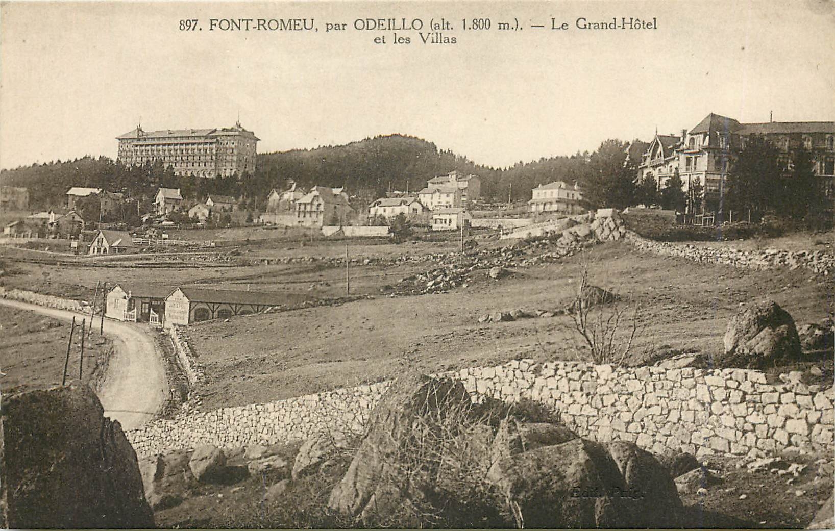 CPA Font Romeu par Odeillo alt 1800m le grand hotel et les villes
