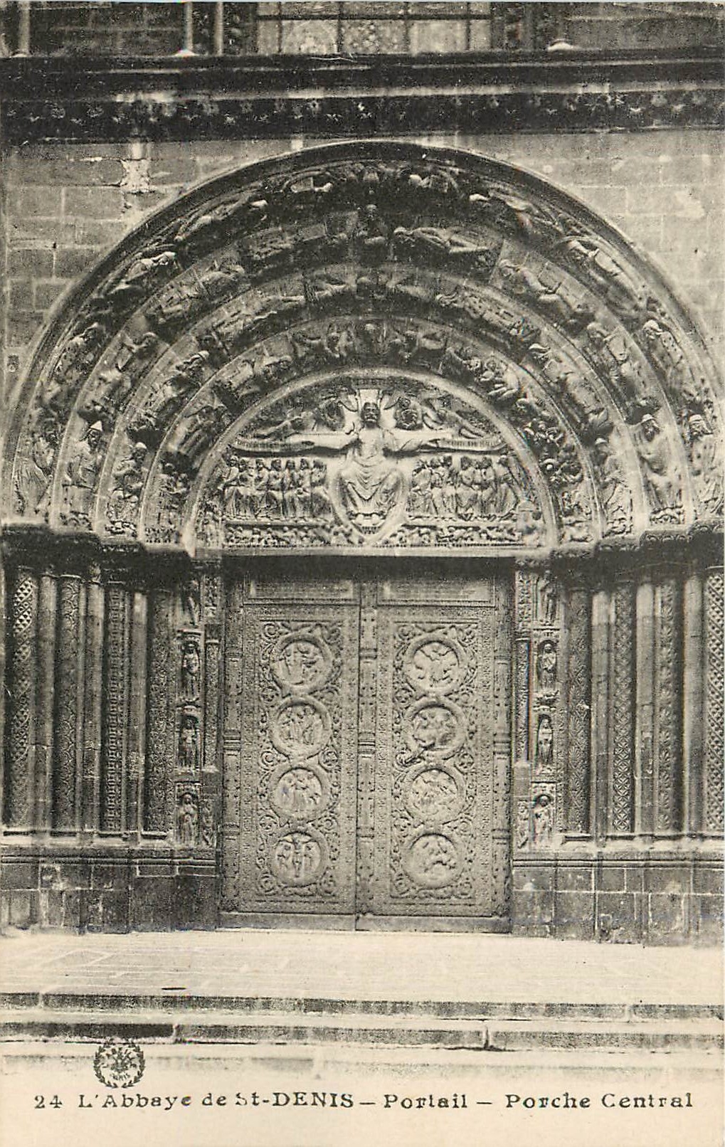 CPA L'Abbaye de St Denis Portail Porche Central