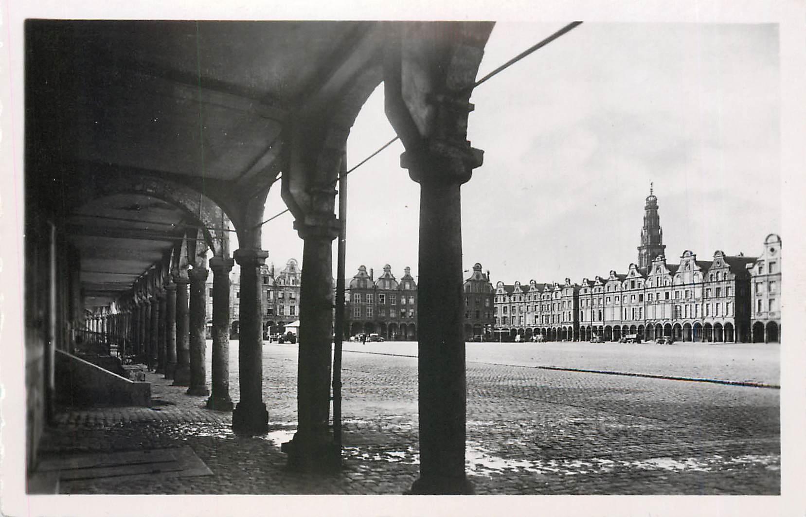 CPA Arras La grande Place et les Arcades