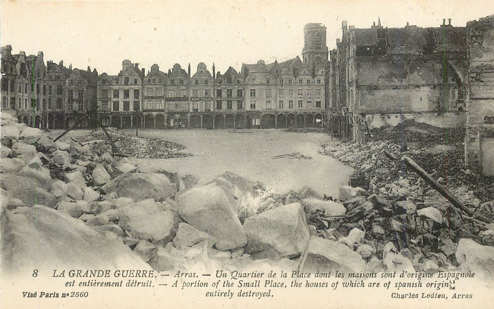 CPA La Grande Guere Arras Un Qurtier de la Place dont les Maisons d'origine Espagnole