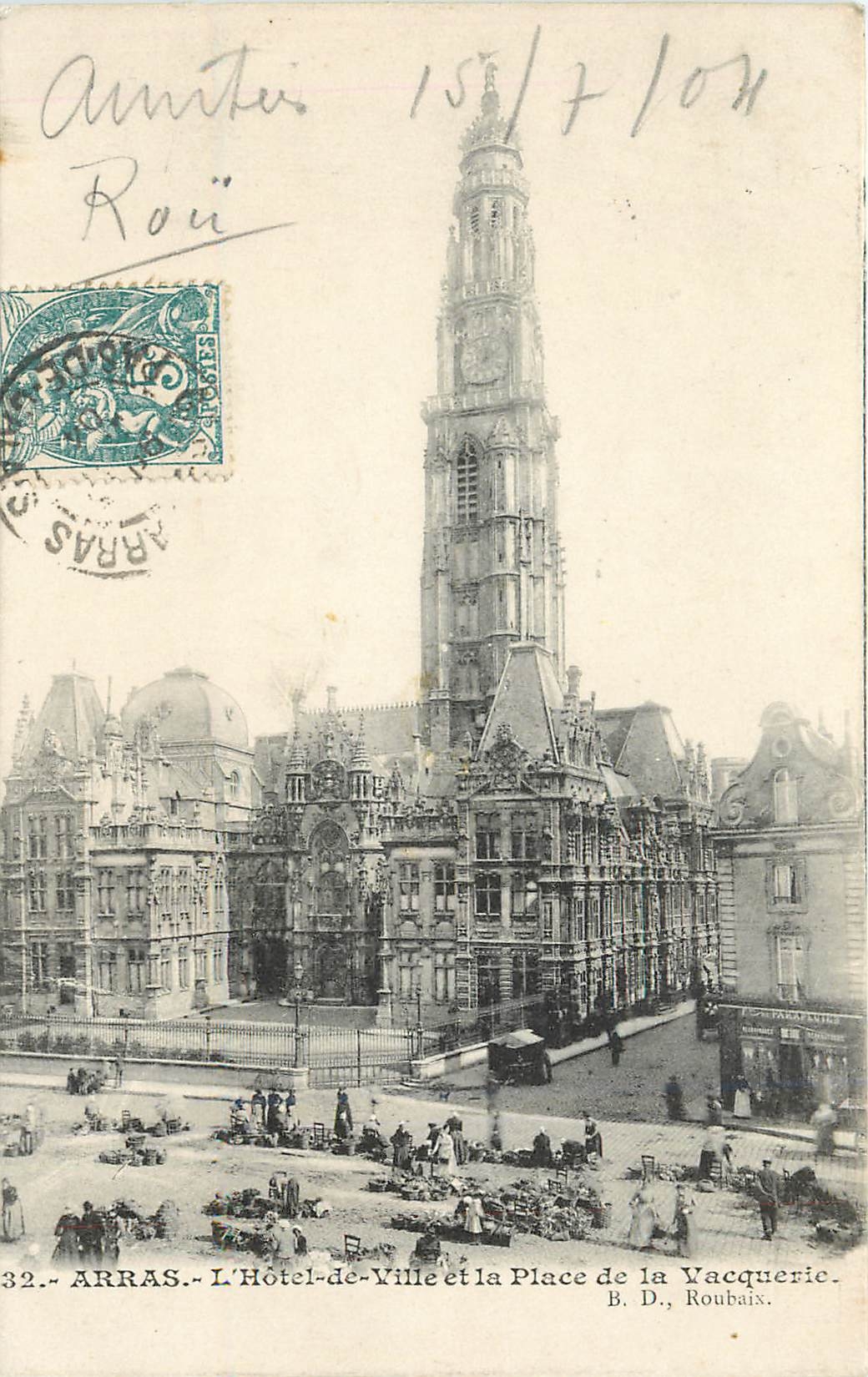 CPA Arras L'Hotel de ville et la place de la Vacquerie