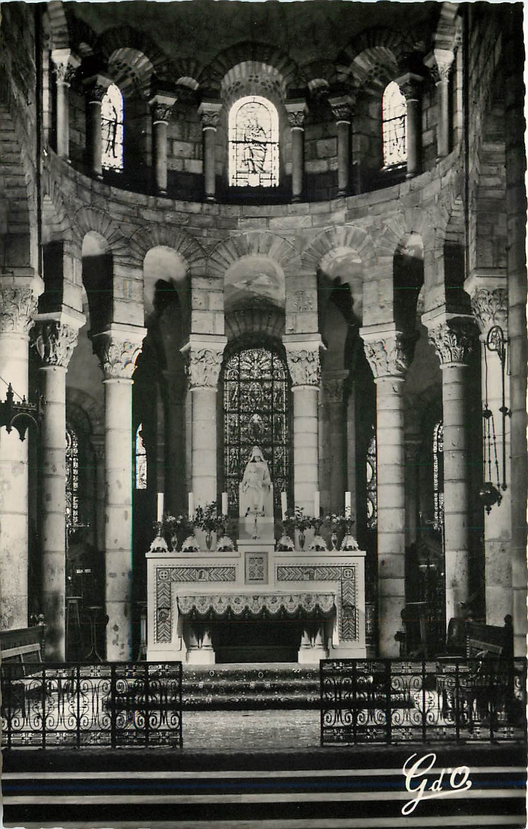 CPA L'Auvergne Clermont ferrand Nasilique de ND du Port Le Choeur l'un des plus beu ouvrages de Styl