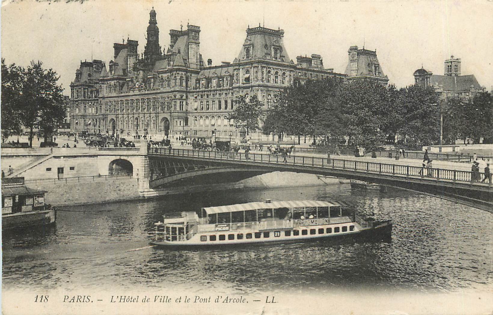 CPA Paris l'hotel de ville et le pont d'Arcole Bateau