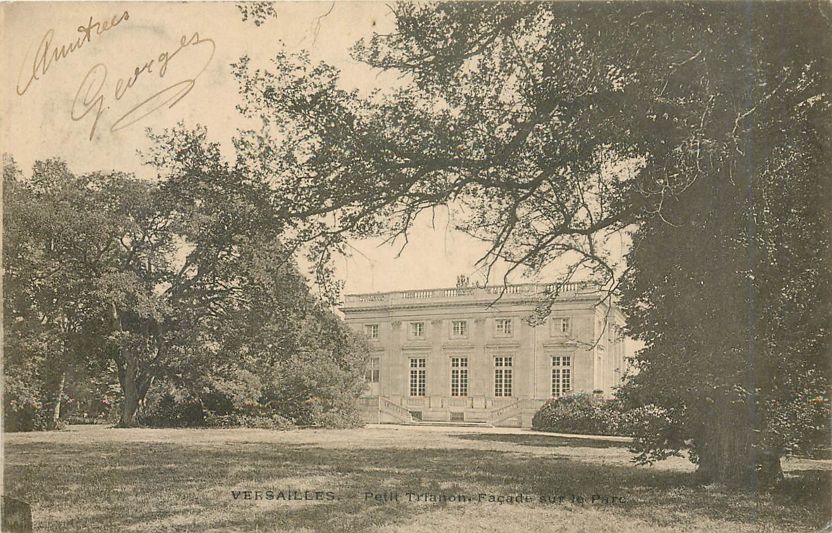 CPA Versailles Petit Trianon Facade sur le parc