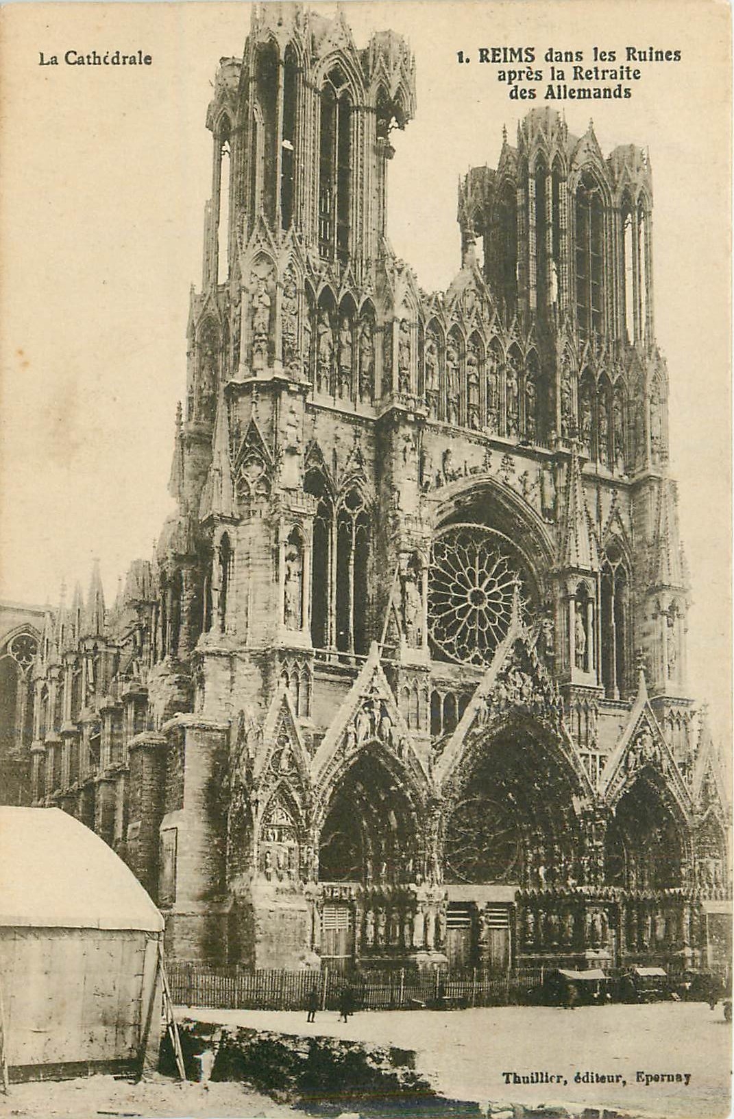 CPA Reims dans les ruines apres la retaite des Allemands