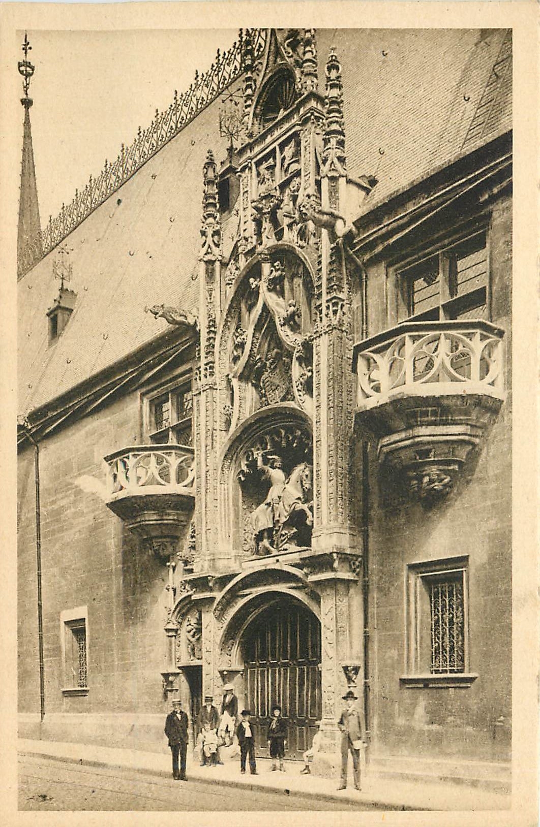 CPA Nancy Palais Ducal petite et grande Porteries 1312 Cette derniere est surmntee de la Statue du D
