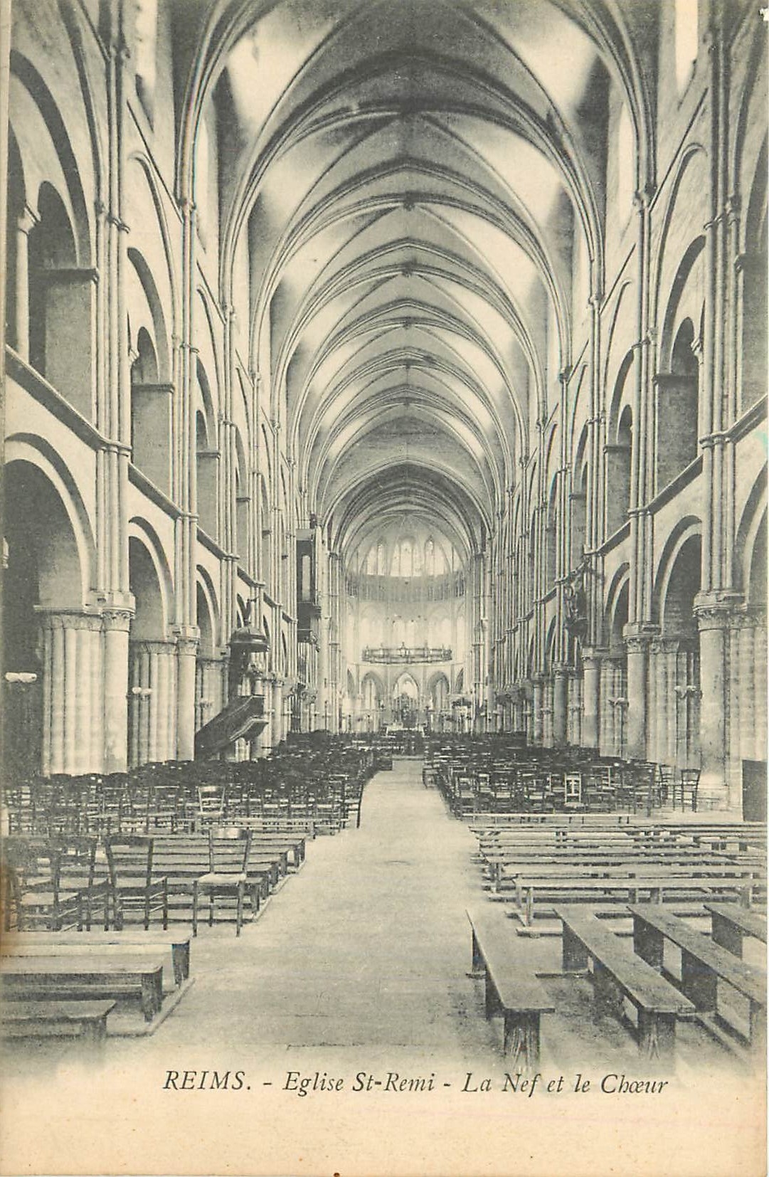 CPA Reims Eglise St Remi La nef et le Cheour