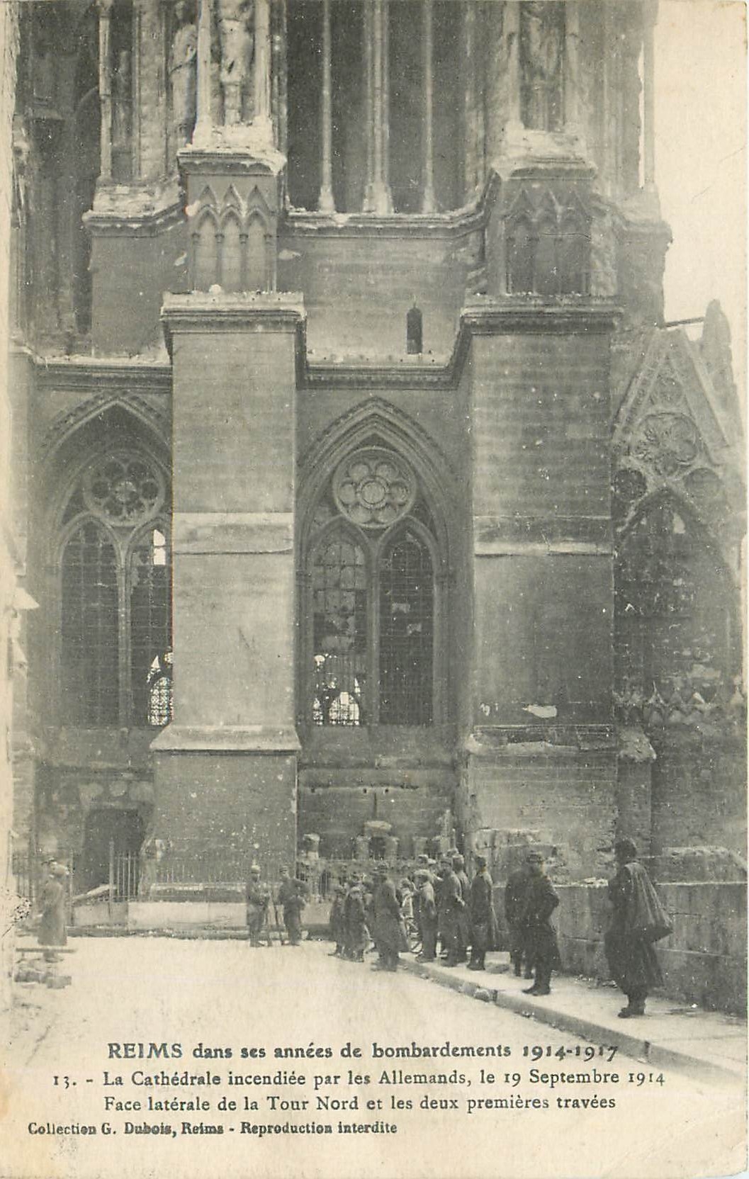 CPA Reims dans ses annees de bombardements 1914 1917 La cathedrale incendiee par les Allemands