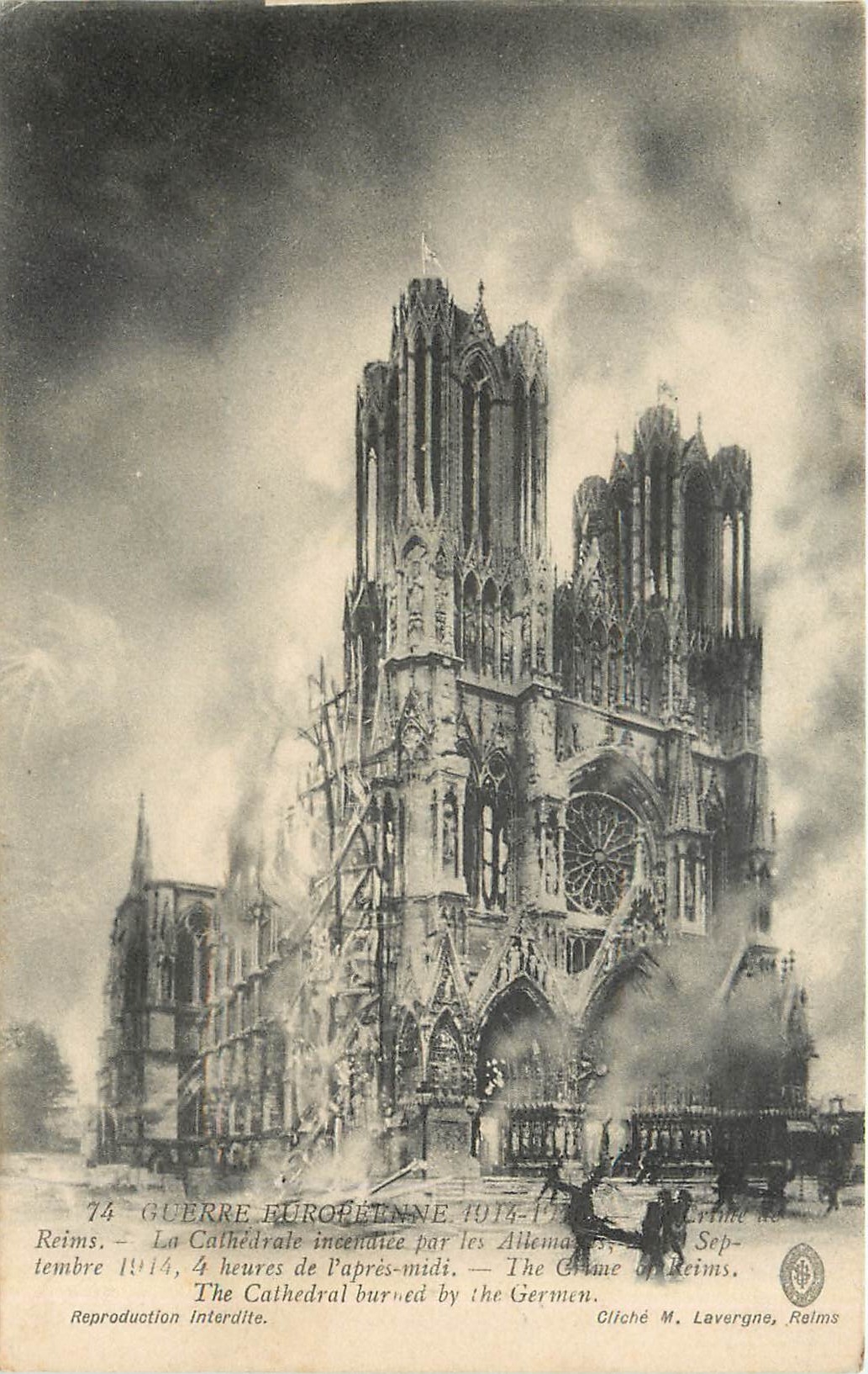 CPA Reims La cathedrale incendiee par les Allemands