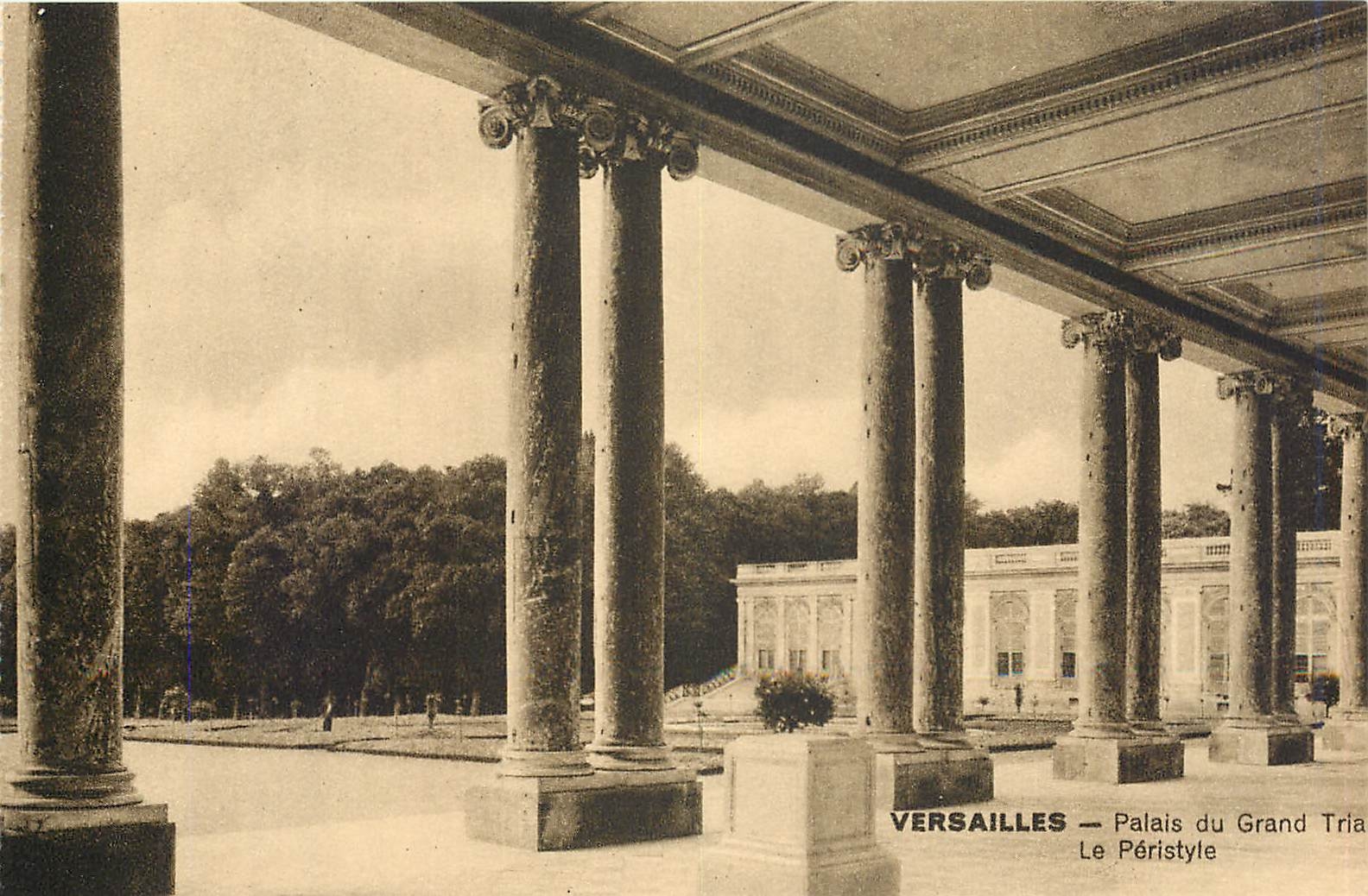 CPA Versailles Palais du Grand tria le Peristyle