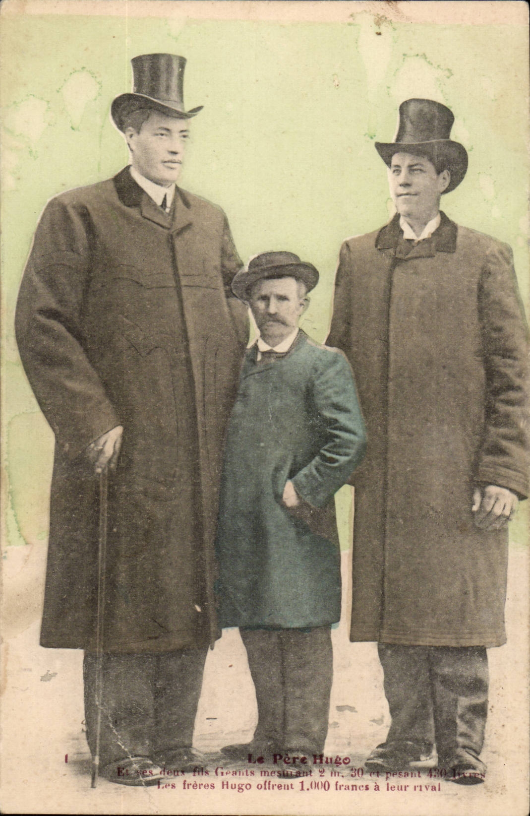 CPA Geants Giants Le Pere Hugo et ses deux fils geants mesurant 2 m 30 et pesant 430 livres