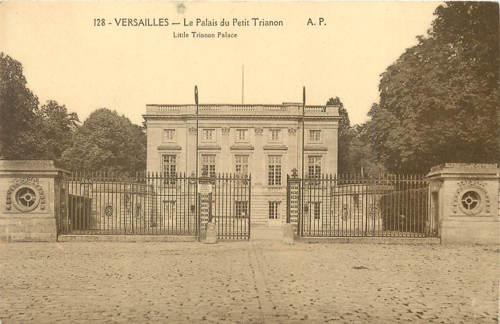 CPA Versailles Le Palais du Petit Trianon