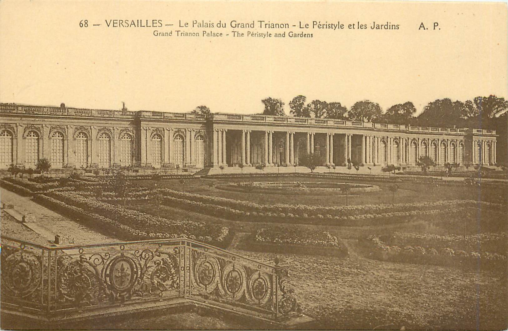 CPA Versailles Le Palais du Grand Trianon Le Peristyle et les Jardins