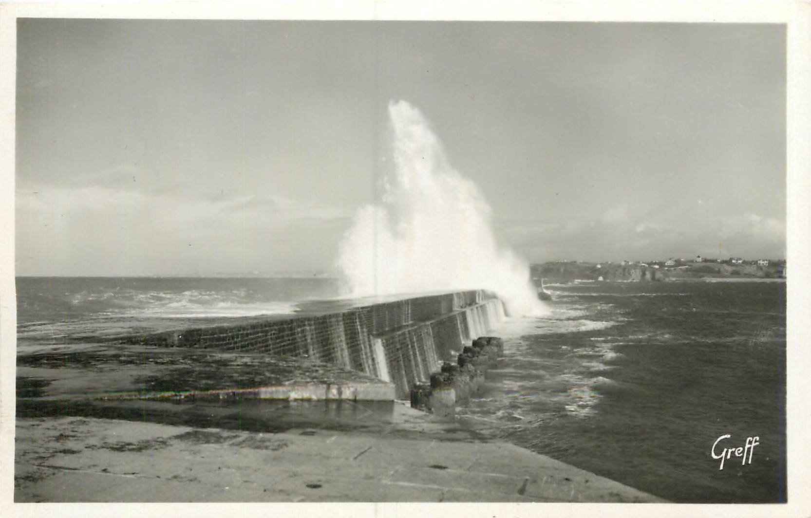 CPA St Jean de Luz Basses Pyrenees Effet de mer a la digue du Socoa