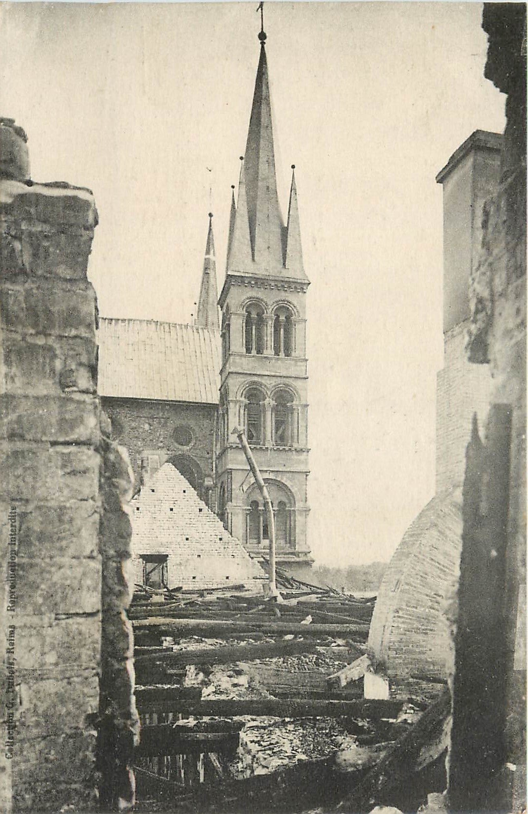 CPA Reims dans ses annees de bombardement 