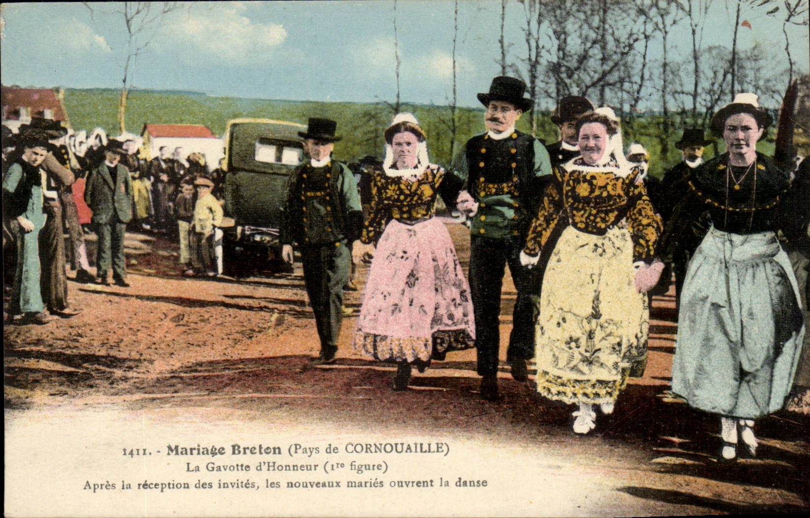 CPA Breton Marriage (country of Cornouailles) Gavrotte of honor (1st figure) Dance