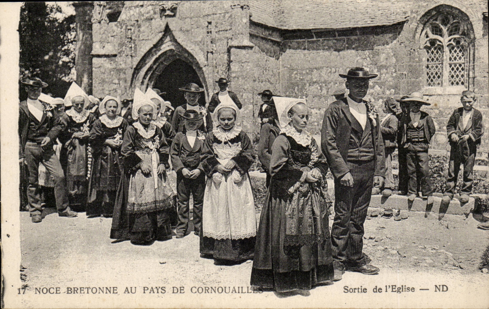CPA Noce bretonne au pays de Cornouailles Sortie de l'eglise (folklore) TOP