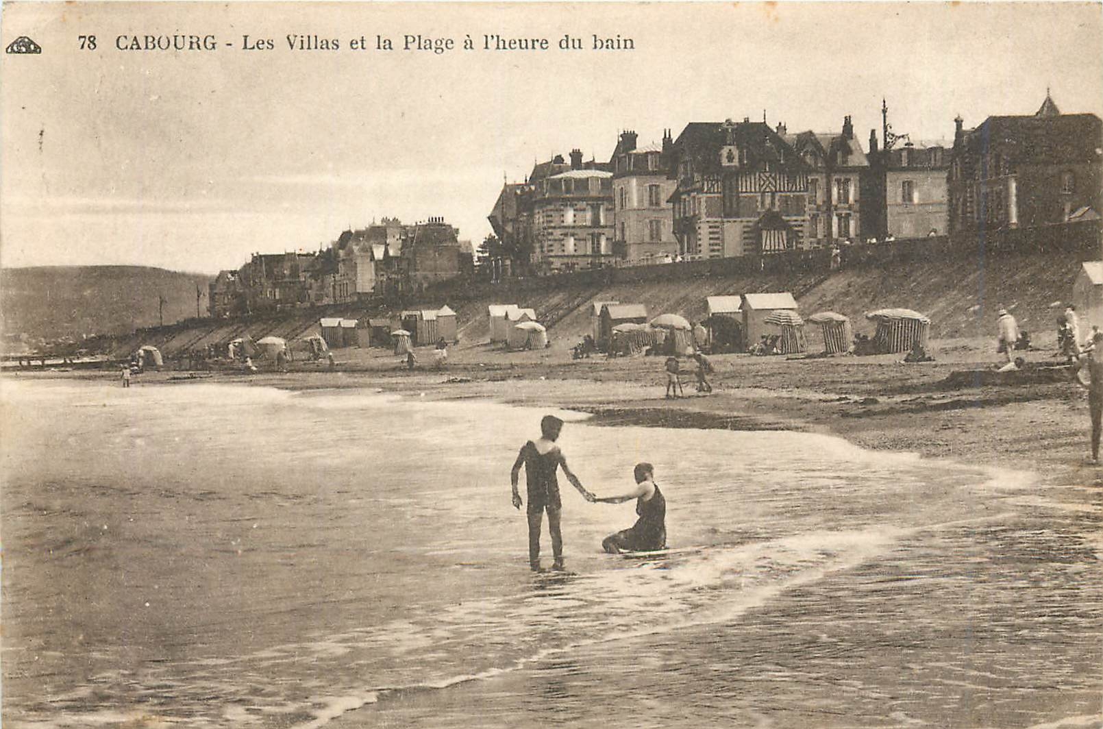 CPA Cabourg Le Villas et la Plage a l'Heure du Bain