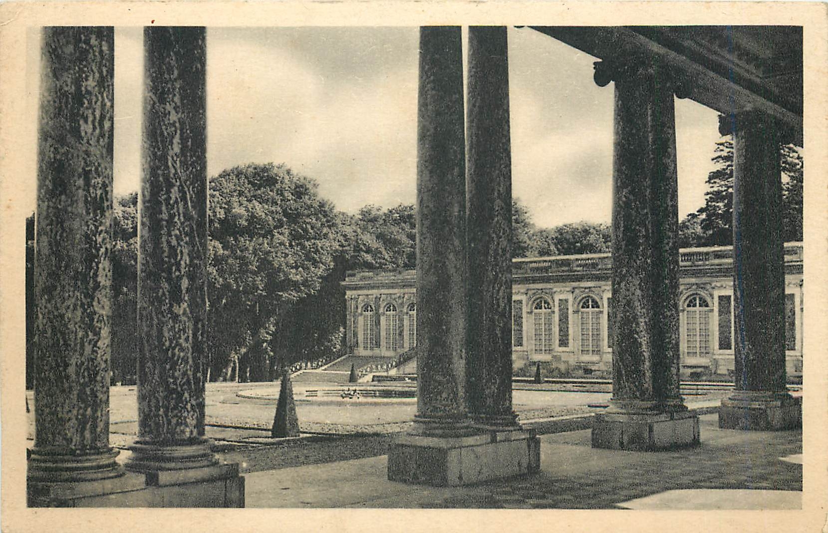CPA Versailles Grand Trianon Le Peristyle 